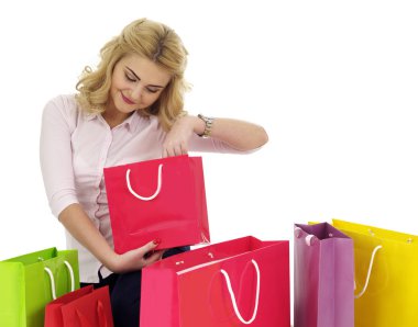 Alışveriş çantalı kız.