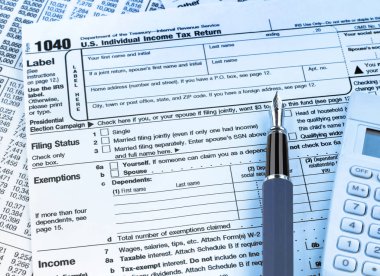 1040 vergi formu, kalem ve hesap makinesi