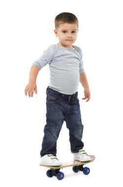 Kaykay üzerinde beyaz çocuk