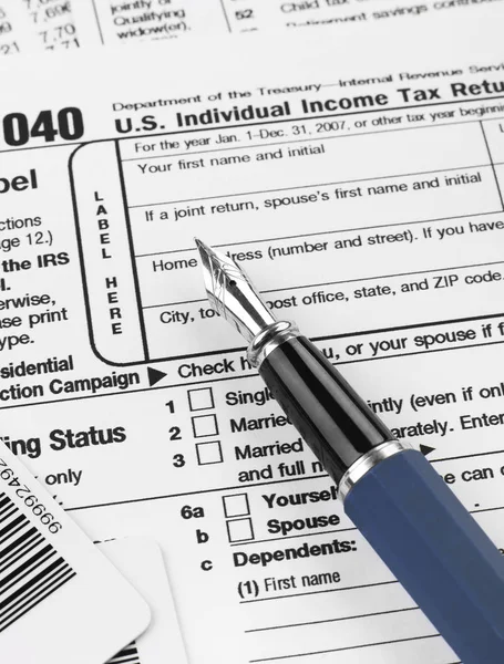Menyelesaikan 1040 formulir pajak — Stok Foto