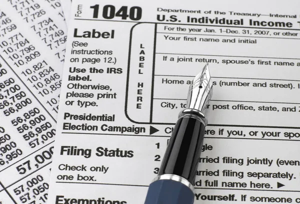1040 formulaire d'impôt et stylo — Photo