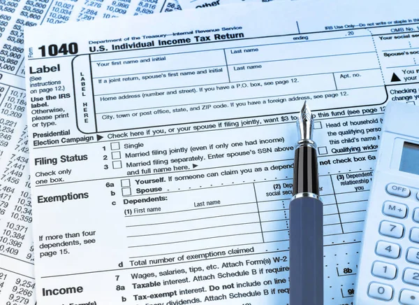 1040 formulaire d'impôt, stylo et calculatrice — Photo
