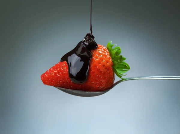 Morango na colher com chocolate — Fotografia de Stock