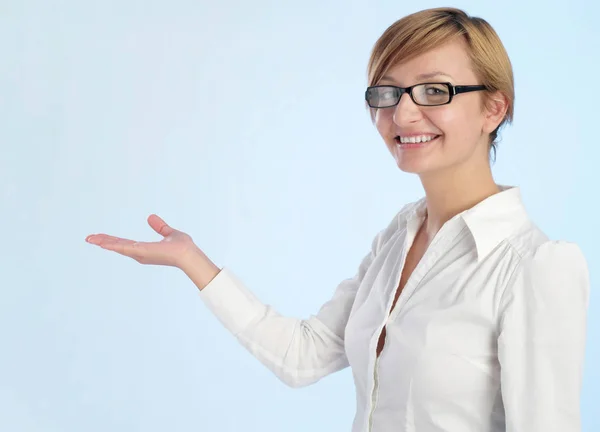 Businesswoman presentation on blue — Stock Photo, Image