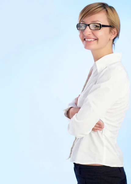 Mulher feliz no fundo azul — Fotografia de Stock