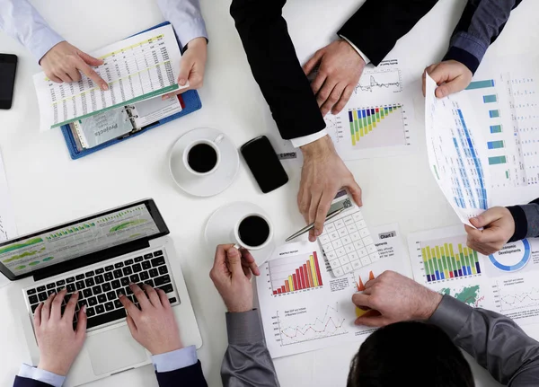 Empresários que discutem dados financeiros — Fotografia de Stock