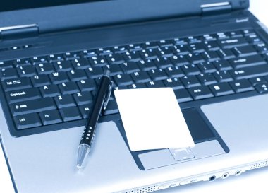 Kartvizit ve kalem laptop