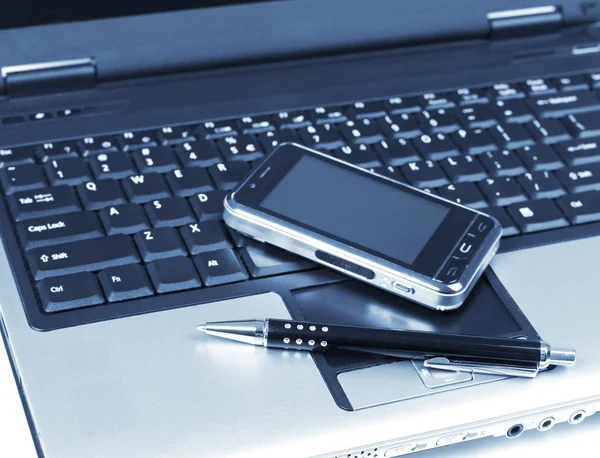 Mobiele telefoon en laptop — Stockfoto