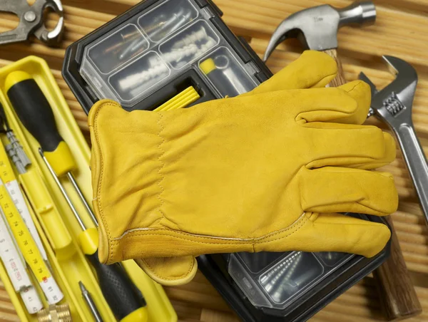 Guantes de protección en caja de herramientas — Foto de Stock