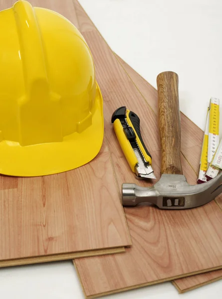 Hardhat, utensili e pavimenti in legno — Foto Stock