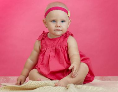 Pembe üzerinde mutlu bebek