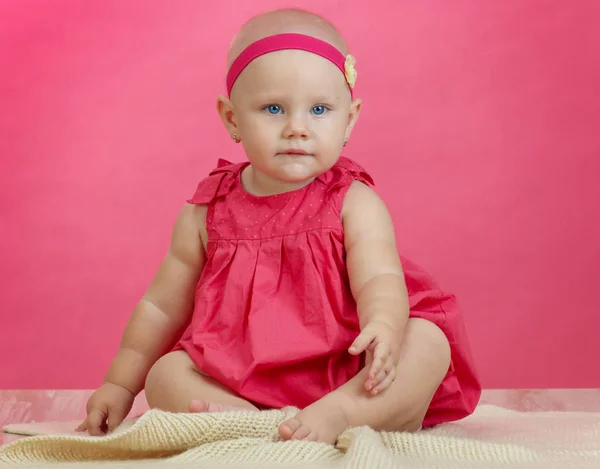 Bebé feliz en rosa — Foto de Stock