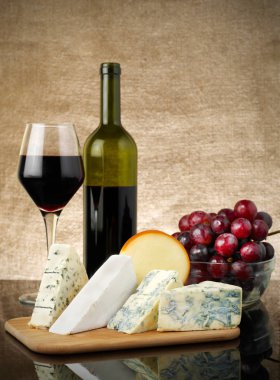 Kırmızı şarap ve peynir.