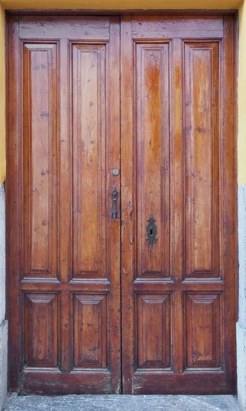 Porta tradizionale in legno — Foto Stock