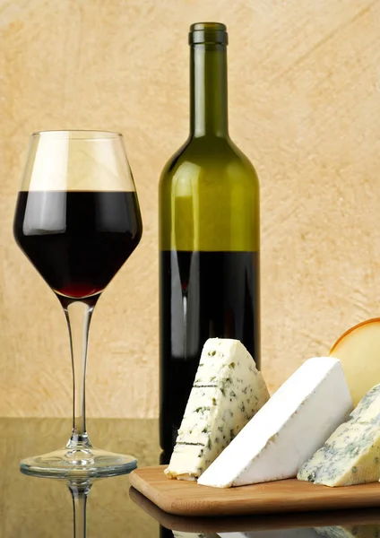 Vino tinto y queso — Foto de Stock