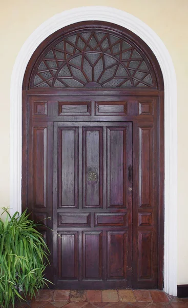 Geleneksel ahşap kapı