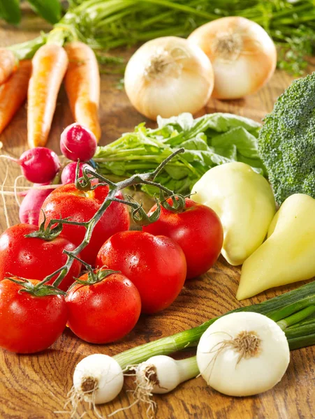 Verse groenten op tafel — Stockfoto