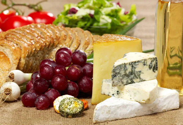 Kaas, druiven en wijn — Stockfoto
