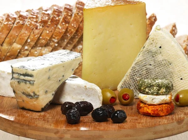 Prato de queijo na mesa — Fotografia de Stock