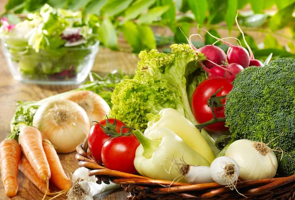 Verse groenten op tafel — Stockfoto