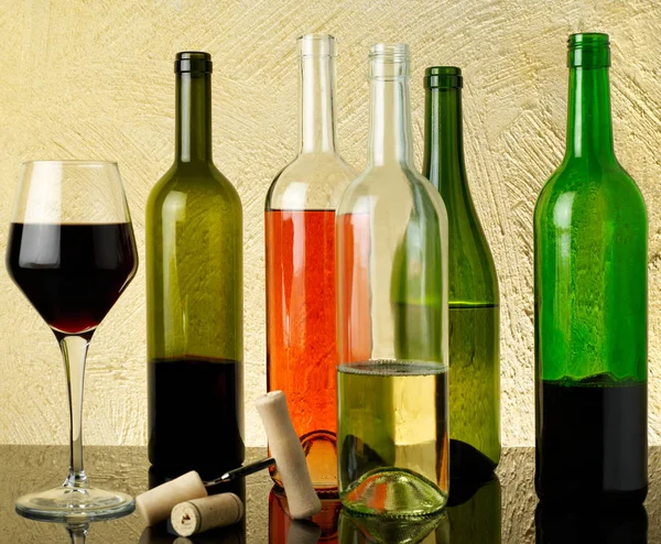 Κρασιού μπουκάλια και ποτήρια κρασιού — Φωτογραφία Αρχείου