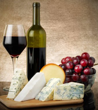Kırmızı şarap ve peynir.