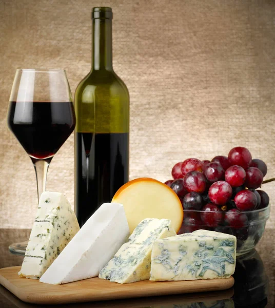 Kırmızı şarap ve peynir.