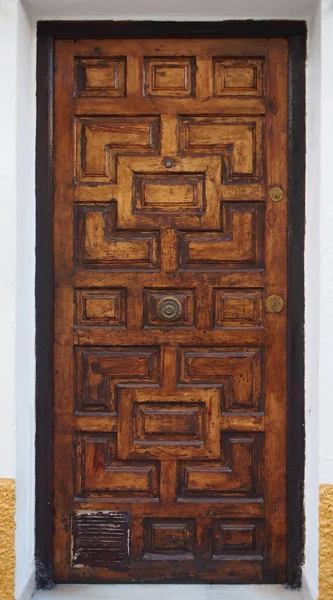 Porta tradizionale in legno — Foto Stock