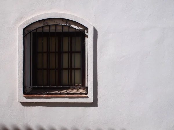 壁に古い窓 — ストック写真