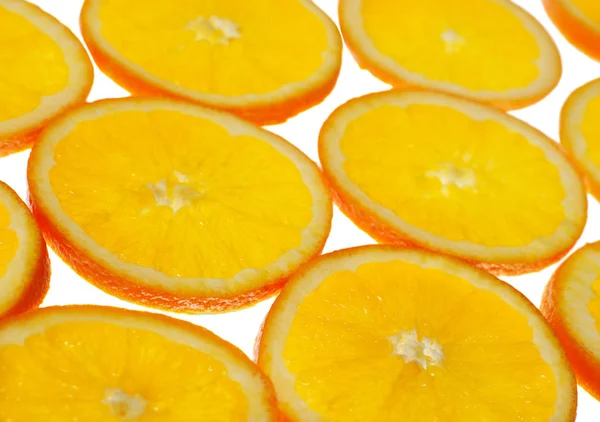 Apelsinskivor på vit — Stockfoto