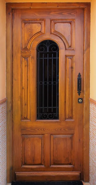 Geleneksel ahşap kapı