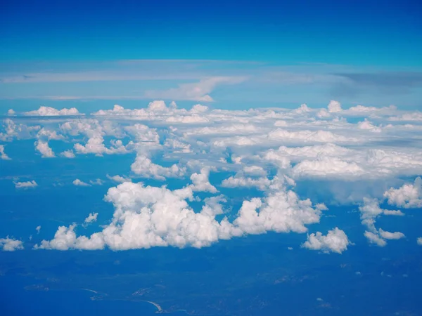 mavi gökyüzünde havadan görünümü