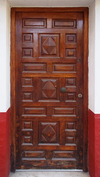 전통적인 나무로 되는 문 — 스톡 사진