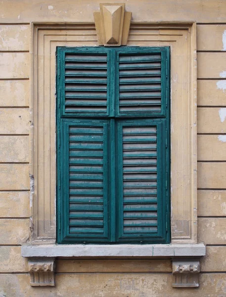 木製ブラインドと古い窓 — ストック写真