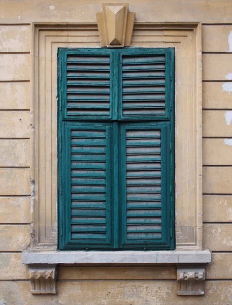 Vecchia finestra con persiane in legno — Foto Stock