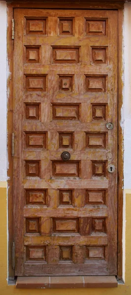 Porta tradizionale in legno — Foto Stock