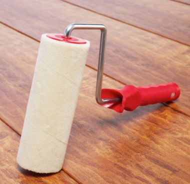 Ahşap zemin üzerinde boya silindiri