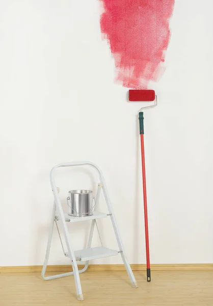 Rullo di vernice e vernice può sulla parete — Foto Stock