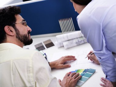 bir proje üzerinde çalışıyor