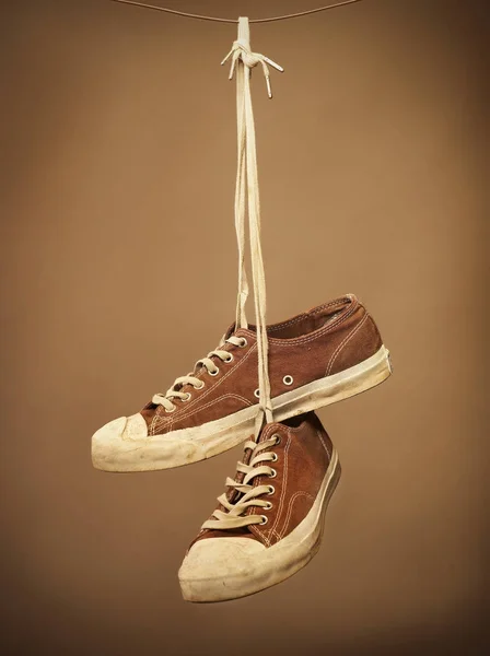 Viejas zapatillas colgando de un alambre —  Fotos de Stock