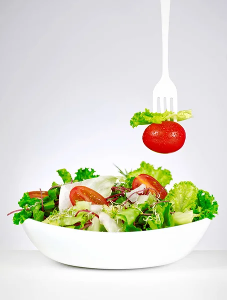 Comer salada na mesa — Fotografia de Stock