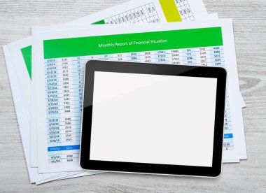 Boş dijital tablet ve finansal kağıtları