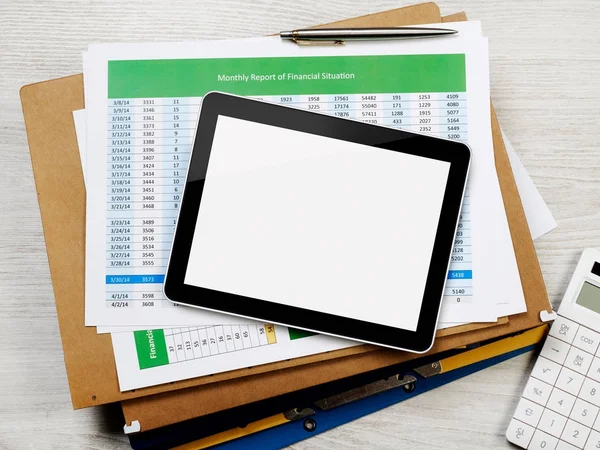 Tablet digitale in bianco e documenti finanziari — Foto Stock