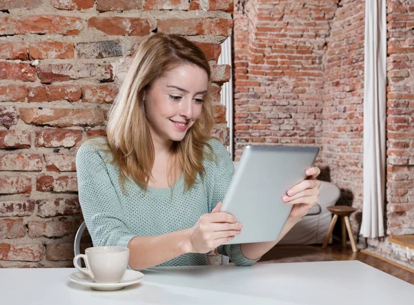 Szczęśliwa kobieta z cyfrowego tabletu i kawa — Zdjęcie stockowe