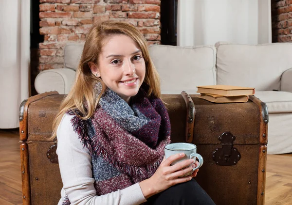 Mujer con té caliente — Foto de Stock