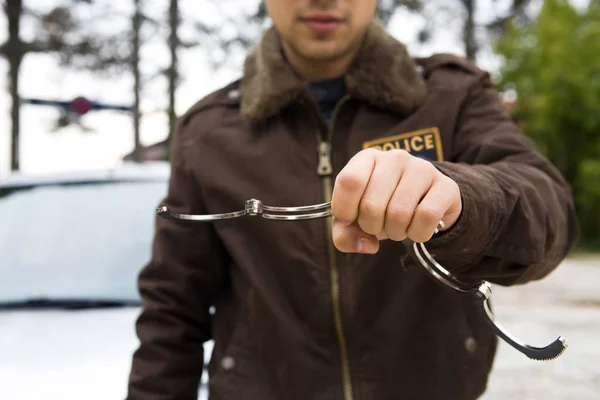 Коп с наручниками — стоковое фото