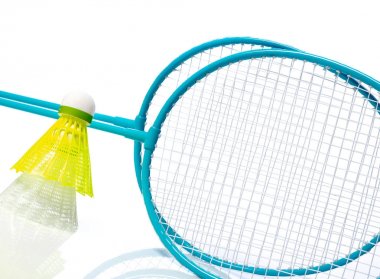 Badminton raketleri ile shuttlecocks yakın çekim