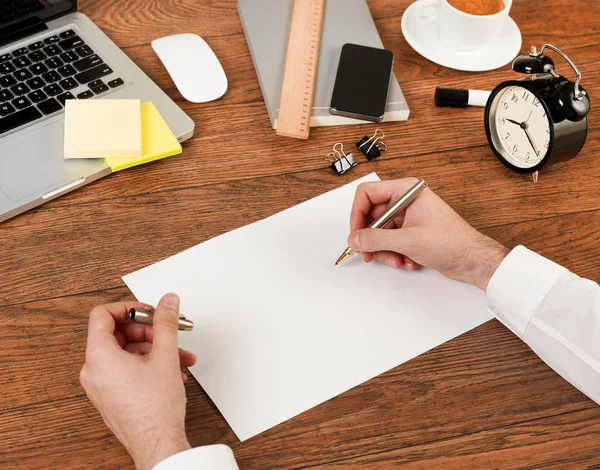 Mann mit Stift und leerem Papier — Stockfoto