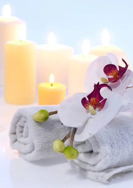 Lit candles and orchid — Stock Photo, Image