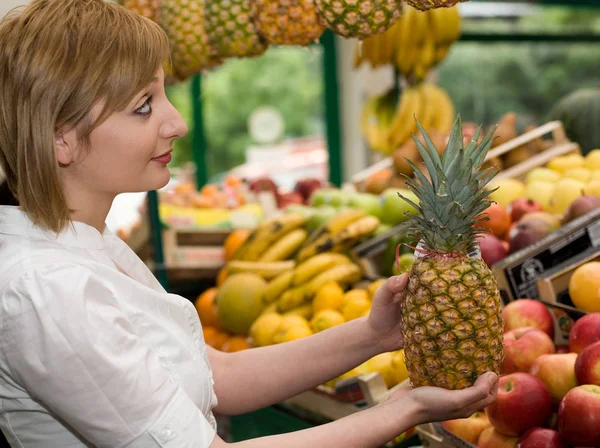 Femme à l'ananas — Photo